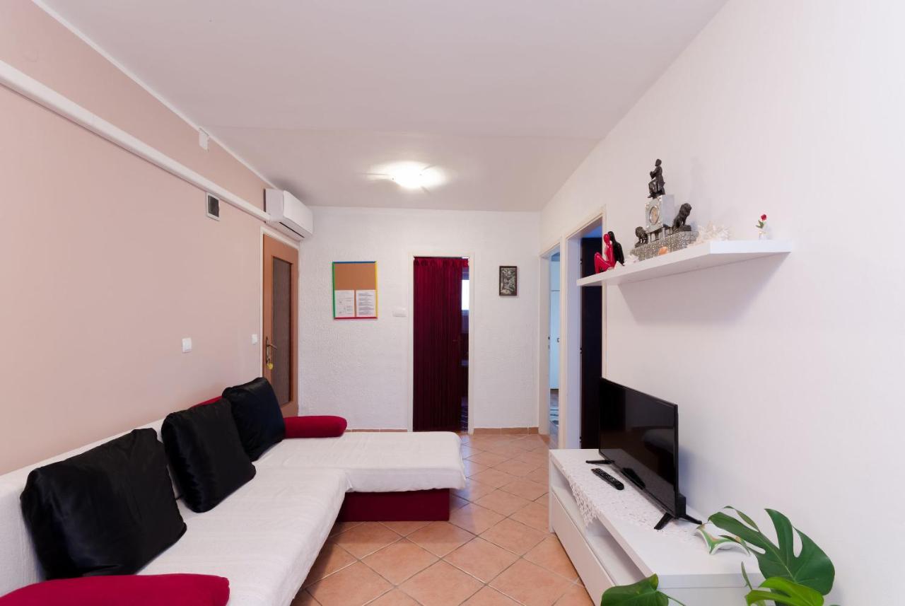 Apartments And Room Mirjana Dramalj Exterior foto