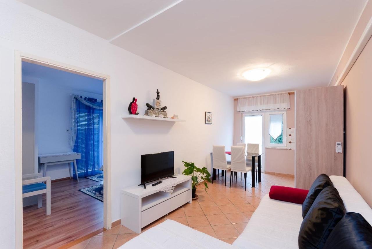 Apartments And Room Mirjana Dramalj Exterior foto