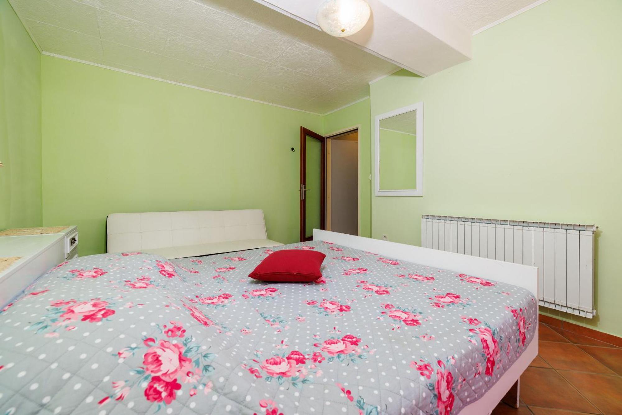 Apartments And Room Mirjana Dramalj Exterior foto