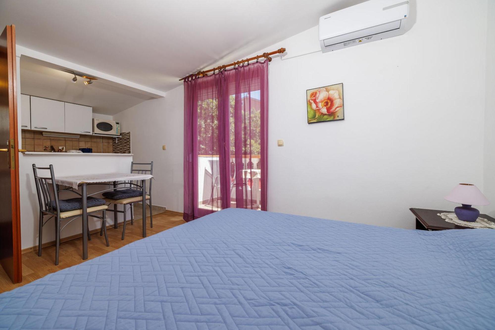 Apartments And Room Mirjana Dramalj Exterior foto