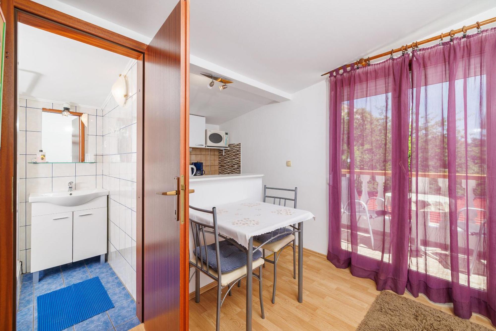 Apartments And Room Mirjana Dramalj Exterior foto